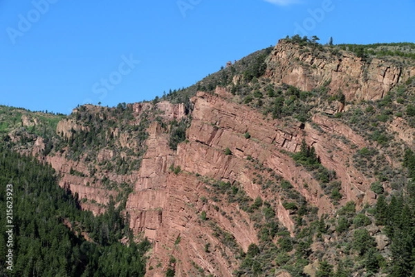 Fototapeta Layered rock cliff to the sky