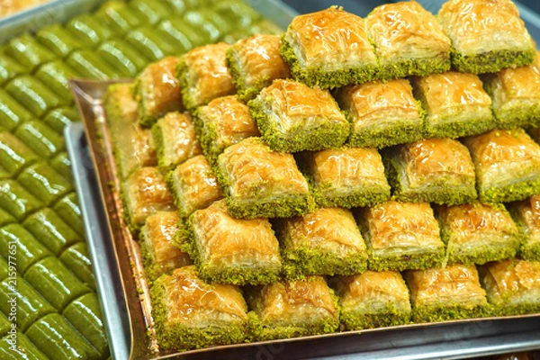 Obraz Tradycyjna, pyszna turecka baklava i zielona sarma z orzechami pistacjowymi.