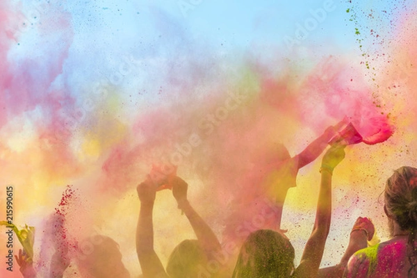 Obraz Holi Fest begeisterte Menschen jubeln auf einem Holifestival, tanzen und werfen mit buntem Holipulver