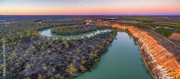 Obraz Lotniczy panoramiczny krajobraz erodujących piaskowcowych brzegów Murray RIver o zmierzchu