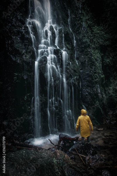 Fototapeta Mann vor Wasserfall