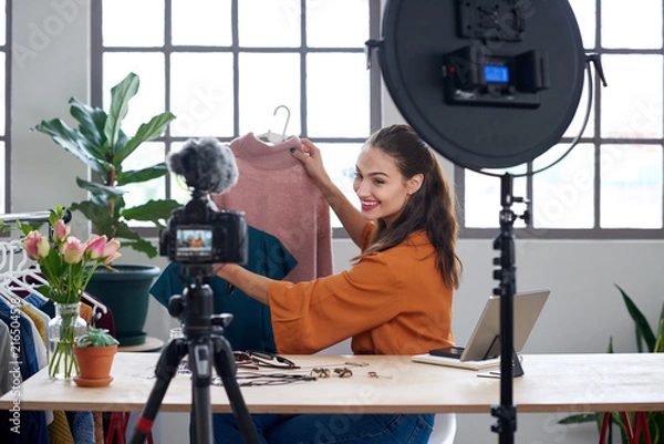 Obraz Vlogger zajmujący się modą, tworzący filmy na swój kanał