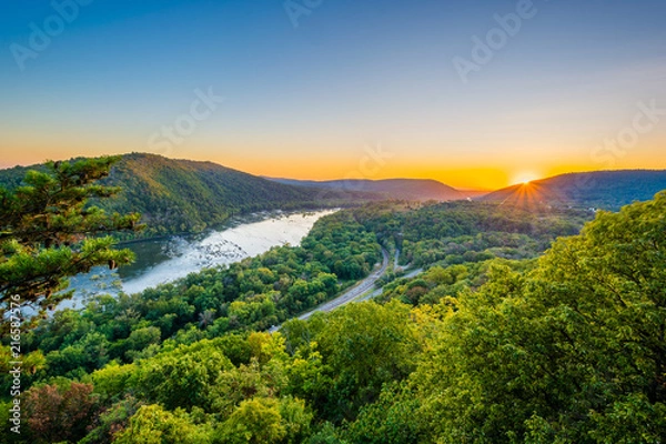 Fototapeta Zachód słońca nad rzeką Potomac, z Weverton Cliffs, w pobliżu Harpers Ferry w Zachodniej Wirginii.