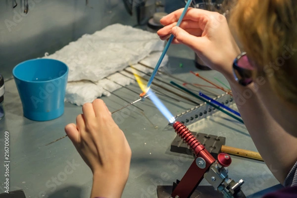 Fototapeta Master of glass in his work makes handmade ornaments.