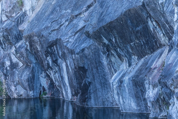 Fototapeta The flooded marble quarry. The cliffs of marble and the water of lake below. Ruskeala park in the Republic of Karelia, Russia