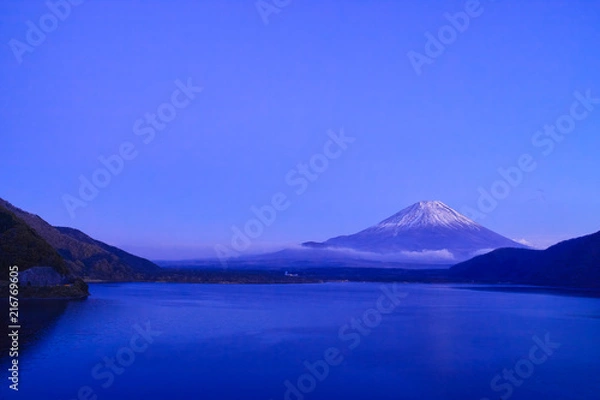 Fototapeta ゴールデンアワーの本栖湖と富士山


