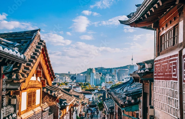 Fototapeta Bukchon Hanok Village, stary tradycyjny koreański dom z turystami