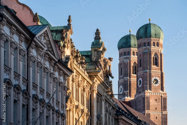 Fototapeta Frauenkirche München (Dom zu unserer lieben Frau) bei Sonnenuntergang / Abendsonne