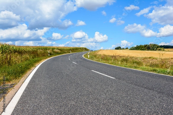 Fototapeta Scharfe Kurve Landstraßen unter Wolken Himmel