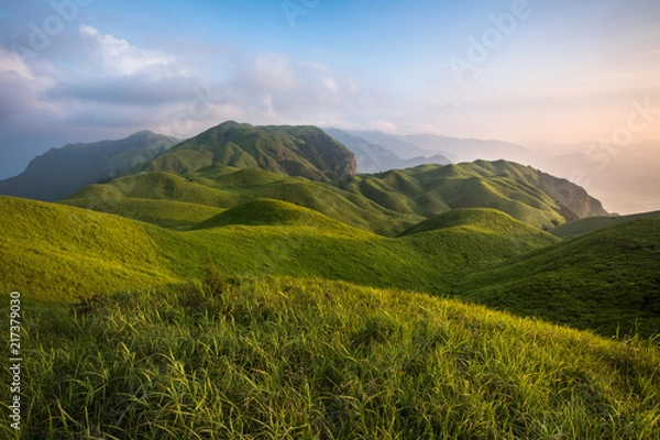 Fototapeta Krajobraz górski Pingxiang Wugong w prowincji Jiangxi w Chinach. Bujne zielone łąki alpejskie, zachód słońca alpejska łąka Egzotyczne góry Chin, Park Narodowy Wugong Shan w Chinach. Camping piesze wycieczki