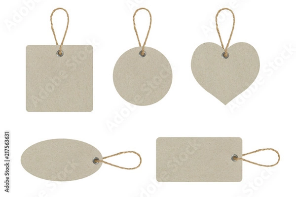 Fototapeta Zestaw pustych tagów przywiązanych do zawieszenia na produkcie dla ceny pokazowej lub izolowania rabatu na białym tle ze ścieżką przycinającą