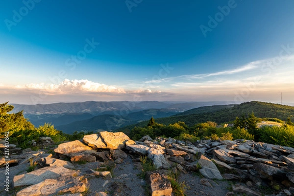 Fototapeta Dramatyczny zachód słońca oglądany ze Spruce Knob West Virginia w Appalachach, spoglądający na wzgórza w okolicznych dolinach