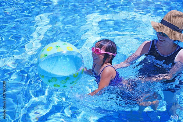 Obraz プールで遊ぶ笑顔の親子