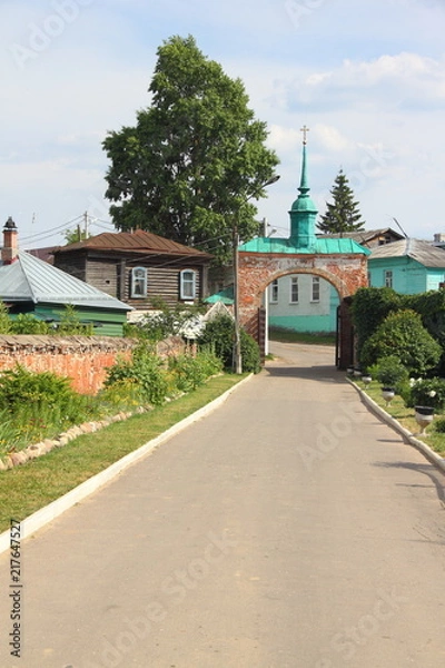 Fototapeta Russia, Mozhaisk Kremlin, region landmark - view from Novo-Nikolsky Cathedral to the main entrance on a summer day