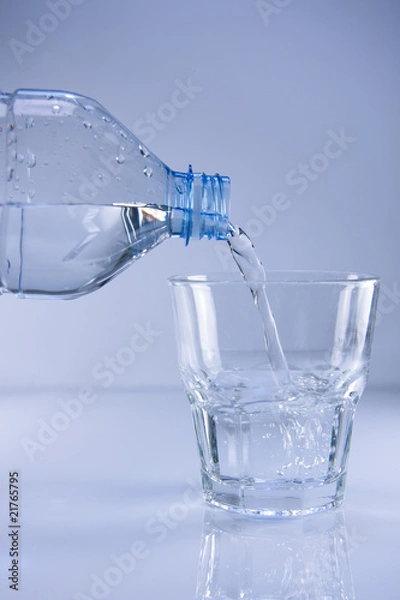 Obraz Bottiglia e un bicchiere di acqua minerale