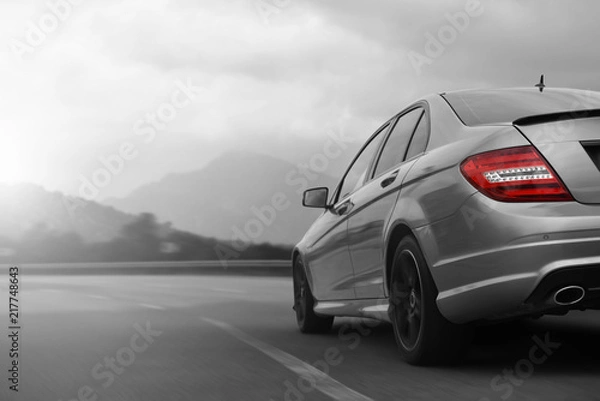 Fototapeta szary samochód pędzący na szybkiej drodze