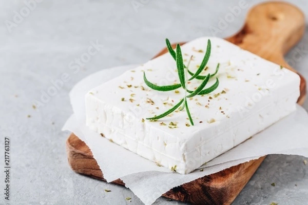 Fototapeta Domowy feta grecki ser z rozmarynem i ziołami na desce