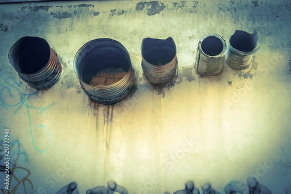 Obraz alte Rohre aus der Wand