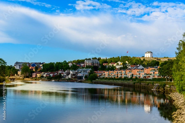 Obraz Ville de Trondheim avec plan d'eau