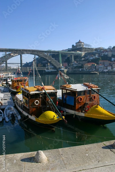 Fototapeta Cityscape with a typical portowine rebelo boat in the foreground