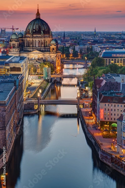 Fototapeta Sprewa w Berlinie z katedrą o zachodzie słońca