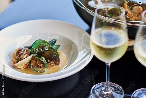 Fototapeta Mussels and white wine on  table