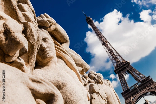 Fototapeta Statue devant la tour Eiffel