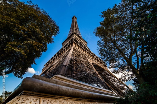 Fototapeta Tour Eiffel en contre plongée