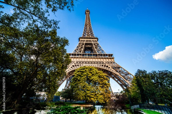 Fototapeta Tour Eiffel en contre plongée