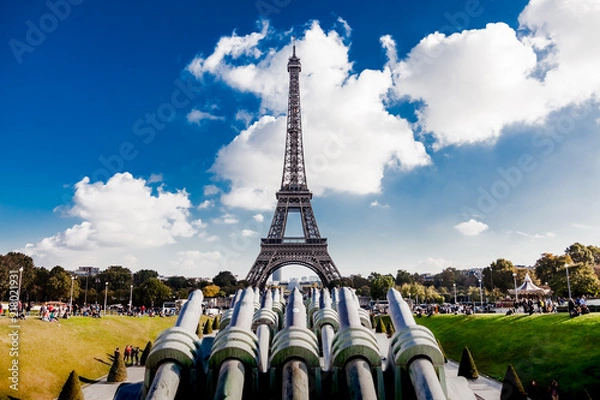 Fototapeta Tour Eiffel et nuages