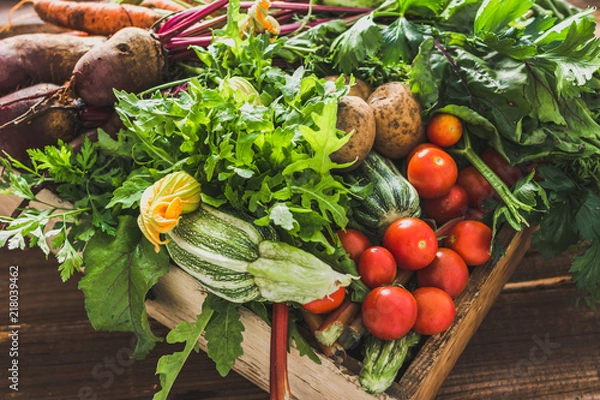 Obraz Asortyment świeżych organicznych warzyw i produktów ogrodniczych na targu, zdrowa dieta ze składnikami wegetariańskimi