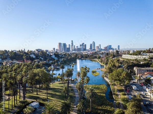 Obraz Widok z drona na Echo Park i LA Skyline