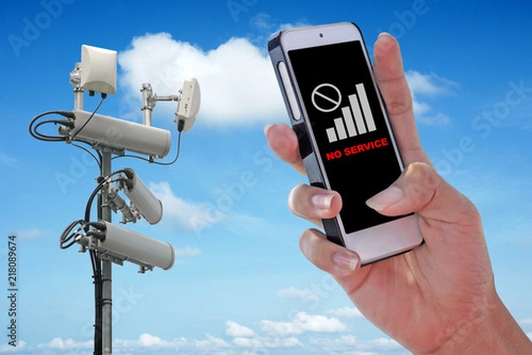 Fototapeta Cellular network antenna and No Service showing on the smartphone and blue sky.