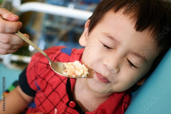 Obraz dziecko znudzone jedzeniem