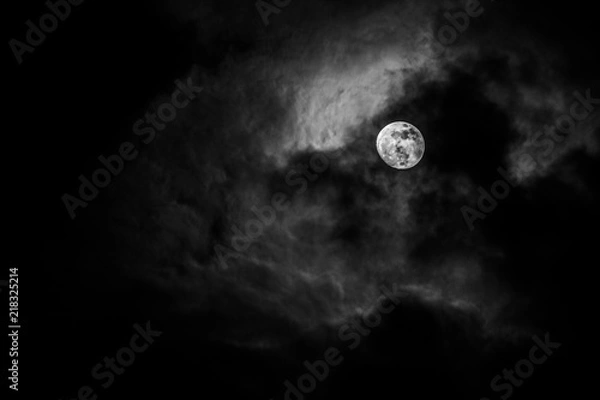 Fototapeta Full moon in the middle of clouds