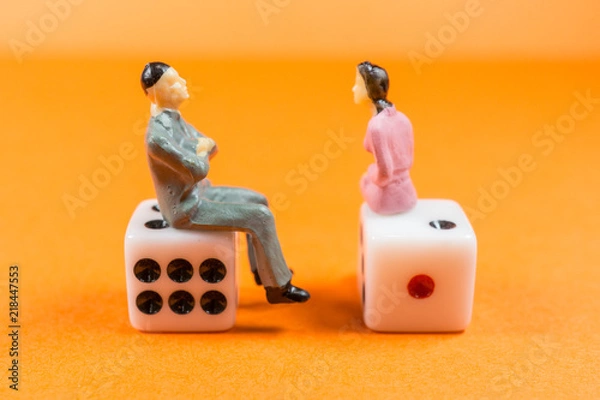 Obraz サイコロに座って会話する男女