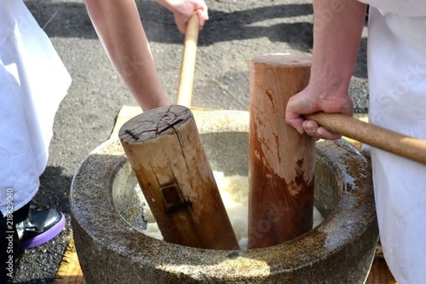 Obraz 力強い餅つきの様子