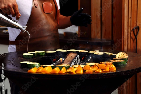 Obraz повар на улице готовит овощи гриль с рыбой