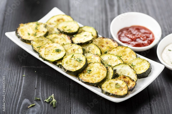 Obraz zucchini chips and sauces