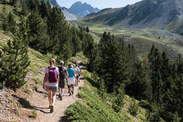 Fototapeta Panoramiczne zdjęcie krajobrazu wysokich gór i szlaków turystycznych w Alpach