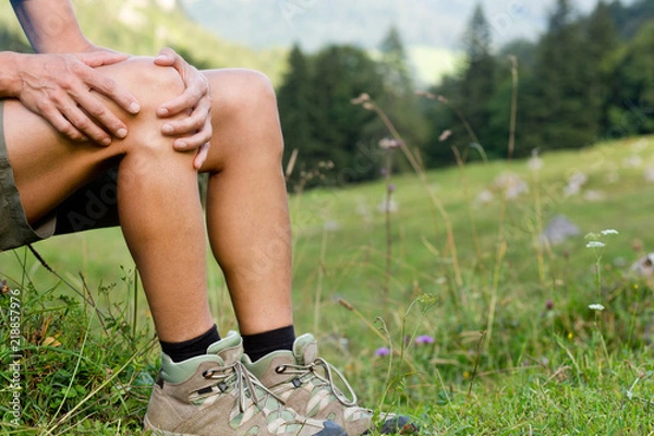 Obraz Knie Schmerzen beim Bergsteigen
