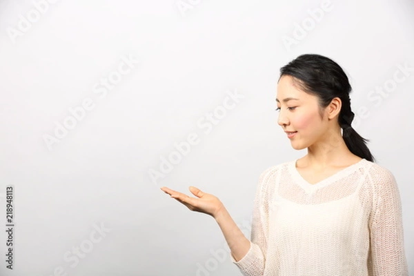 Fototapeta カジュアルな若い女性