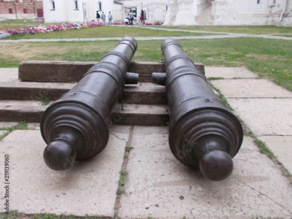 Fototapeta орудия на территории монастыря