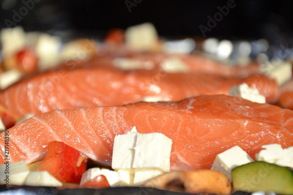 Obraz Lachsfilet auf Gemüse mit Schafskäse