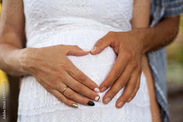 Obraz pregnancy, heart from the hands of mom and dad