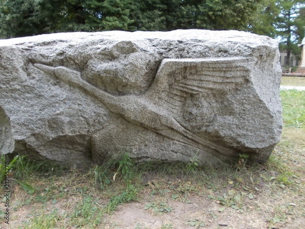 Obraz выбитая на камне птица