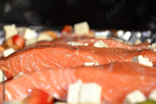 Obraz Lachsfilet auf Gemüse mit Schafskäse