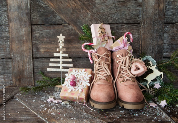 Fototapeta Rustikale Stiefel mit kleinen Geschenken