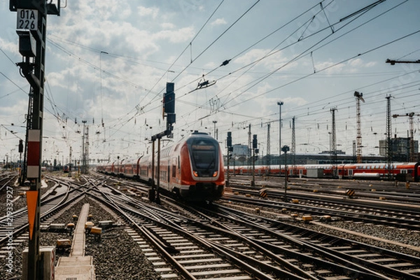 Obraz Zug fährt in den Frankfurter Bahnhof ein 