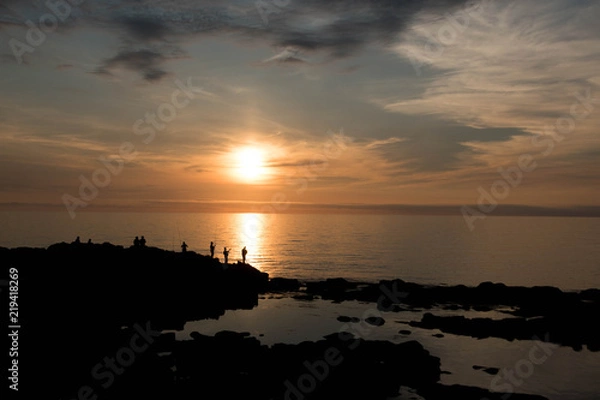 Obraz 夕暮れの海と釣り人